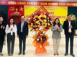 Đảng ủy - UBND phường Tương Mai chúc mừng Ngày Thầy thuốc Việt Nam 27-2