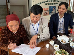 ĐOÀI PHƯƠNG HỖ TRỢ THỰC HIỆN THỦ TỤC HÀNH CHÍNH TẠI NHÀ ĐỐI VỚI NGƯỜI GIÀ, NGƯỜI YẾU THẾ
