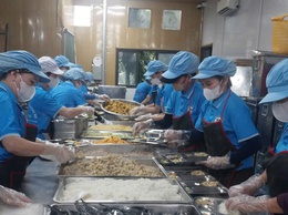 Hát Môn tăng cường kiểm tra an toàn thực phẩm đối với cơ sở cung cấp suất ăn trường học