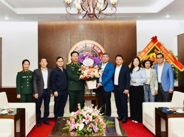 Phường Hồng Hà đã tổ chức các đoàn đến thăm hỏi, chúc mừng và tặng quà các đơn vị y tế trên địa bàn nhân dịp kỷ niệm ngày thày thuốc Việt Nam 27/02