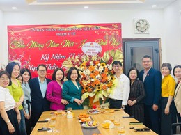 PHƯỜNG KIM LIÊN THĂM, CHÚC MỪNG TRẠM Y TẾ NHÂN 71 NĂM NGÀY THẦY THUỐC VIỆT NAM