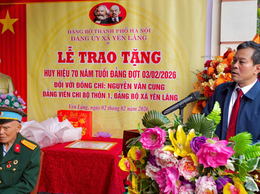 Trao Huy hiệu 70 năm tuổi Đảng cho đảng viên Nguyễn Văn Cung