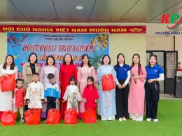 tại Trường mầm non Cấn Hữu trải nghiệm Lễ hội mùa xuân, hội chợ quê và các trò chơi dân gian