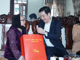 Đồng chí Bí thư Đảng ủy xã Gia Lâm thăm, chúc Tết người cao tuổi tròn 100 tuổi và cán bộ lão thành cách mạng