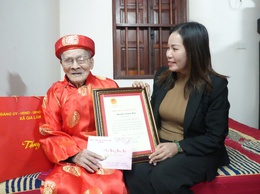 Đồng chí Phó Bí thư Thường trực Đảng ủy xã thăm chúc tết tặng quà NCT tròn 100 và các đối tượng chính sách trên địa bàn