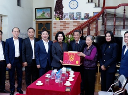 CHỦ TỊCH HĐND THÀNH PHỐ HÀ NỘI PHÙNG THỊ HỒNG HÀ THĂM, TẶNG QUÀ TẾT NGƯỜI CÓ CÔNG VỚI CÁCH MẠNG TẠI XÃ ỨNG HÒA.