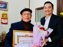 Bí thư Đảng ủy xã Tam Hưng - Bùi Văn Sáng trao Huy hiệu Đảng tại nhà riêng các đảng viên cao tuổi