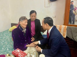 ĐỒNG CHÍ BÍ THƯ ĐẢNG ỦY XÃ TRAO HUY HIỆU 70 NĂM TUỔI ĐẢNG CHO ĐỒNG CHÍ ĐÀO THỊ THANH MỸ