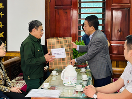 Xã Yên Lãng thăm, tặng quà người có công dịp Tết Nguyên đán 2026