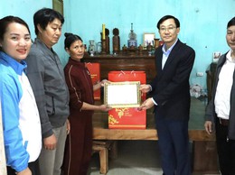 ĐỒNG CHÍ PHÙNG VĂN TRÁNG – PHÓ BÍ THƯ THƯỜNG TRỰC ĐẢNG ỦY XÃ BA VÌ THĂM, TẶNG QUÀ CÁC GIA ĐÌNH CHÍNH SÁCH, NGƯỜI CÓ CÔNG, NGƯỜI CAO TUỔI NHÂN DỊP TẾT NGUYÊN ĐÁN BÍNH NGỌ 2026