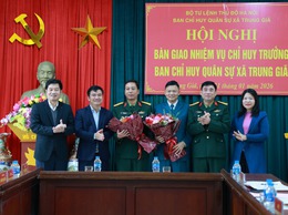 TRUNG GIÃ BÀN GIAO NHIỆM VỤ CHỈ HUY TRƯỞNG BAN CHỈ HUY QUÂN SỰ XÃ