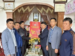 ĐỒNG CHÍ BÍ THƯ ĐẢNG UỶ, CHỦ TỊCH HĐND XÃ THĂM, TẶNG QUÀ CÁC GIA ĐÌNH CHÍNH SÁCH, NGƯỜI CÓ CÔNG VÀ NGƯỜI CAO TUỔI