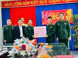 Thiếu tướng Nguyễn Đình Lưu - Phó Tư lệnh Bộ Tư lệnh Thủ đô Hà Nội thăm, chúc Tết Ban CHQS phường Dương Nội nhân dịp Tết Nguyên đán Bính Ngọ