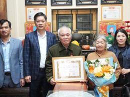 Đồng chí Phùng Bá Nhân - Bí thư Đảng uỷ, Chủ tịch HĐND xã trao Huy hiệu 60 năm tuổi Đảng tại nhà cho Đảng viên 