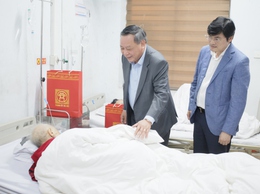 Phó Bí thư Thường trực Thành ủy Hà Nội thăm, chúc Tết Bệnh viện Ung Bướu Hà Nội