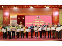 Đảng bộ phường Vĩnh Hưng trao tặng Huy hiệu đảng đợt 03/02/2026