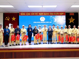 Công đoàn phường Phúc Lợi thăm, tặng quà Tết động viên người lao động trước thềm Xuân Bính Ngọ