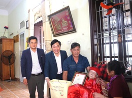 Các đồng chí lãnh đạo xã thăm, tặng quà nhân dịp Tết Nguyên đán Bính Ngọ 2026