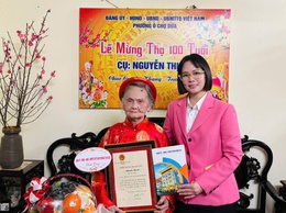 Lãnh đạo phường Ô Chợ Dừa thăm, tặng quà chúc thọ người cao tuổi nhân dịp đầu xuân Bính Ngọ 2026