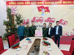 Thiếu tướng Nguyễn Đình Lưu, Phó Tư lệnh Bộ Tư lệnh Thủ đô Hà Nội thăm và tặng quà Ban chỉ huy Quân sự xã Quốc Oai