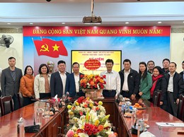 Các cơ quan, đơn vị phường Văn Miếu - Quốc Tử Giám tặng hoa chúc mừng Đảng uỷ phường nhân kỷ niệm 96 năm ngày thành lập Đảng Cộng sản Việt Nam