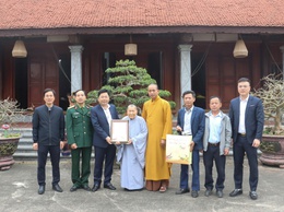 Đồng chí Bí  thư Đảng uỷ xã thăm, chúc Tết người cao tuổi tròn 100 tuổi và người có công với cách mạng