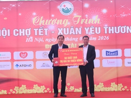 Đồng chí Nguyễn Ngọc Tú – phó Bí thư Đảng ủy , Chủ tịch UBND xã Bất Bạt. thăm, tặng quà tết tại bệnh viện Đa khoa Ba Vì