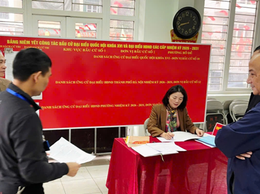 THƯỜNG TRỰC HĐND PHƯỜNG BỒ ĐỀ GIÁM SÁT CÔNG TÁC NIÊM YẾT DANH SÁCH CỬ TRI TẠI 42 KHU VỰC BỎ PHIẾU