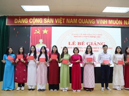 Trung tâm Chính trị phường Từ Liêm bế giảng lớp bồi dưỡng nhận thức về Đảng đợt 1 năm 2026