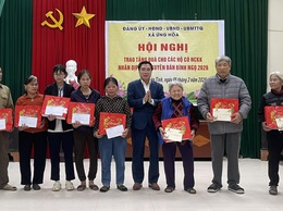 ỨNG HÒA TRAO 70 SUẤT QUÀ TẾT TRỊ GIÁ 70 TRIỆU ĐỒNG TỪ NGUỒN XÃ HỘI HÓA CHO CÁC HỘ KHÓ KHĂN.