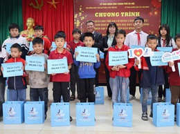 Ấm áp tết sẻ chia: Hành trình mang Xuân đến với trẻ em có hoàn cảnh khó khăn