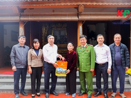 Xã Kiều Phú Thăm hỏi, tặng quà Tết gia đình người có công, thân nhân liệt sĩ, Người cao tuổi tròn 100 tuổi trên địa bàn