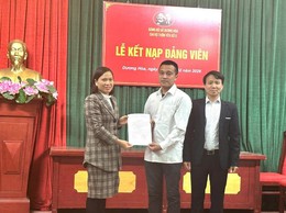 Chi bộ thôn Yên Sở 5 tổ chức kết nạp đảng viên mới dịp kỷ niệm 96 năm Ngày thành lập Đảng Cộng sản Việt Nam 