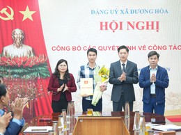 Đảng uỷ xã Dương Hoà trao các Quyết định về công tác cán bộ