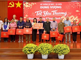MTTQ xã Đoài Phương phối hợp tổ chức tặng quà tết cho các hộ có hoàn cảnh khó khăn
