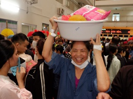 Những niềm vui của người bệnh tại Hội chợ Tết 