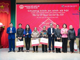 Đoàn đại biểu Quốc hội đơn vị bầu cử số 08 và Ngân hàng nông nghiệp phát triển nông thôn Agribank chi nhánh Hà Tây tặng quà Tết cho các hộ gia đình có hoàn cảnh khó Khăn