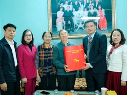 Đồng chí Chủ tịch UBND xã Gia Lâm thăm, tặng quà các đối tượng chính sách nhân dịp tết Nguyên đán Bính Ngọ 2026