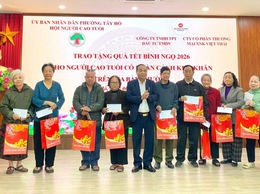 Hội Người cao tuổi phường Tây Hồ trao quà Tết cho hội viên khó khăn