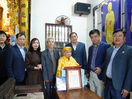 Đồng chí Bí Thư Đảng ủy xã thăm hỏi, tặng quà Tết gia đình chính sách, người có công với cách mạng.