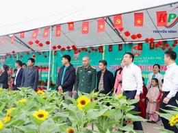 Hội nông dân xã Kiều Phú tổ chức trưng bày giới thiệu sản phẩm nông sản an toàn và trải nghiệm thực tế tại khu vực trồng hoa và rau an toàn 