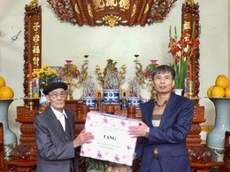 Lãnh đạo xã Hồng Vân thăm tặng quà gia đình người có công với Cách mạng và các cụ cao niên tròn 100 tuổi