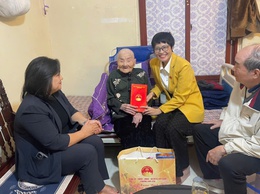 PHƯỜNG KIM LIÊN TỔ CHỨC 05 ĐOÀN THĂM HỎI, TẶNG QUÀ GIA ĐÌNH CHÍNH SÁCH, MỪNG THỌ NGƯỜI CAO TUỔI NHÂN DỊP TẾT NGUYÊN ĐÁN BÍNH NGỌ NĂM 2026