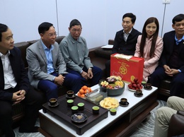 Phường Long Biên thăm hỏi, tặng quà gia đình chính sách và chúc thọ người cao tuổi nhân dịp Tết Nguyên đán