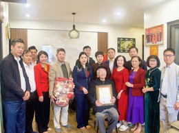 Lãnh đạo phường thăm, tặng quà các gia đình chính sách tiêu biểu và chúc thọ Người cao tuổi nhân dịp Tết Nguyên đán Bính Ngọ 2026