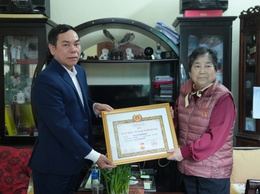 Trao Huy hiệu 40 năm tuổi Đảng cho đảng viên Nguyễn Thị Bường