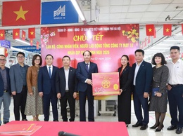 Trưởng ban Tuyên giáo và Dân vận Thành ủy Nguyễn Doãn Toản thăm và chúc Tết Tổng Công ty May 10