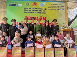 Công an phường Cầu Giấy trao “Đông ấm – Xuân yêu thương” đến học sinh vùng cao Nà Hang