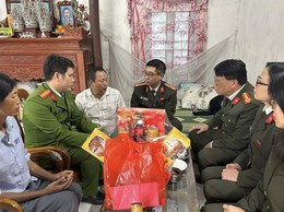 Công an xã Vân Đình thăm, tặng quà các hộ gia đình có hoàn cảnh đặc biệt khó khăn nhân dịp Tết Nguyên đán 2026