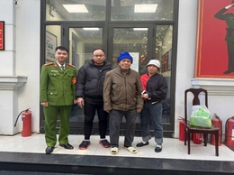 Công an phường Cầu Giấy kịp thời giúp đỡ cụ ông đi lạc trở về với gia đình